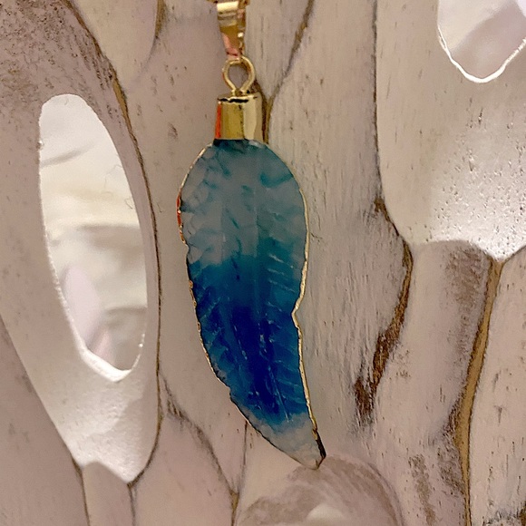 14kt ygp BNIB Blue Ombré Feather Geode Pendant On Necklace - Picture 10 of 14